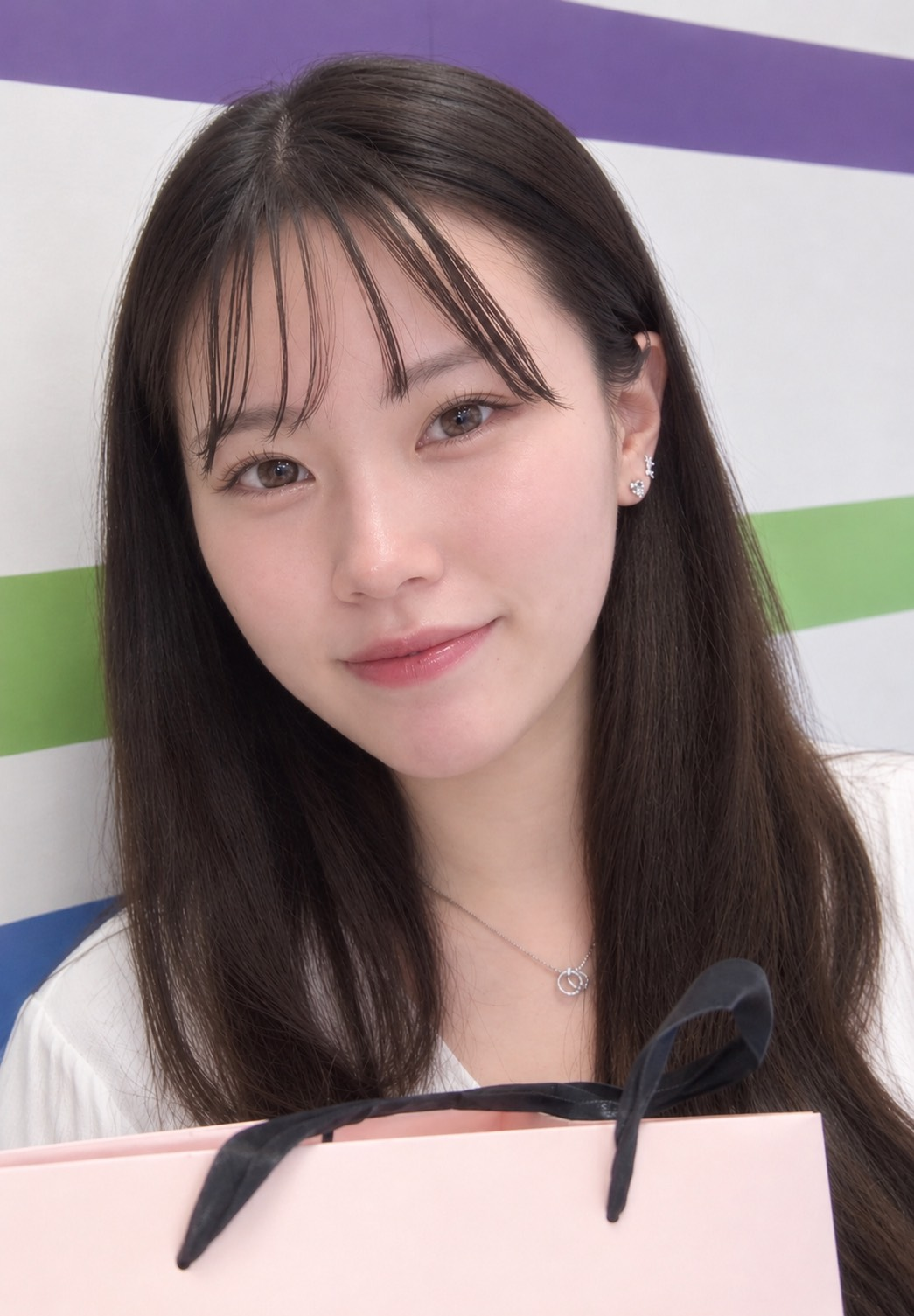 笑顔でこちらを見る人物のポートレート